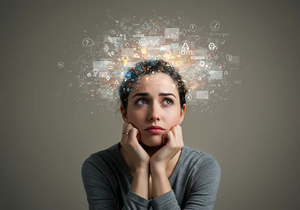 امرأة ذات أفكار متسارعة، عقل مليء بعلامات التبويب.